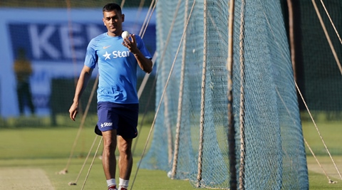 India vs England: MS Dhoni calls fourth umpire to change non-working bail