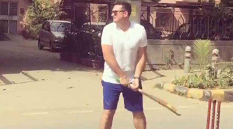 WATCH: Graeme Smith tries his hand in gully cricket